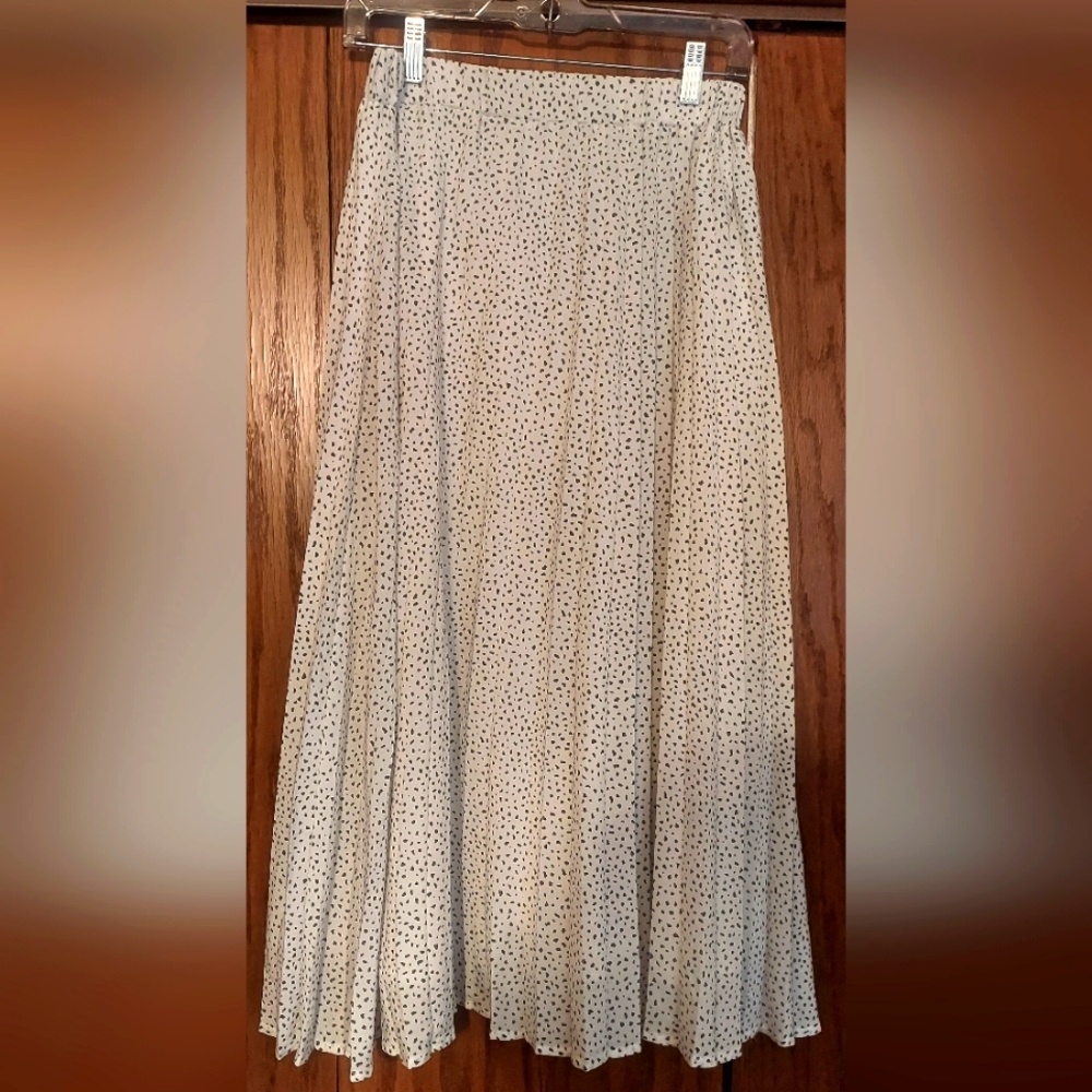Skirt a new day White with Gray Spot Pattern Size Small